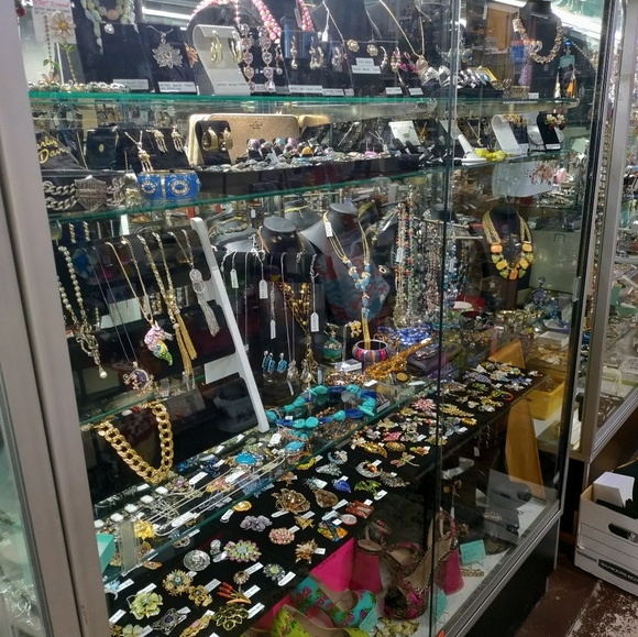 Mrlister's Flyer For Pineapple Welcome Jewelry & Gifts - Picture 4 of 9